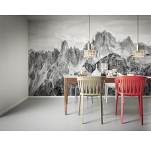 Esszimmer mit Fototapete Berglandschaft, Esstisch mit Stühlen und Pendelleuchten