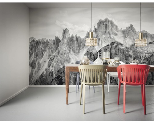 Esszimmer mit Fototapete Berglandschaft, Esstisch mit Stühlen und Pendelleuchten