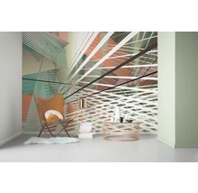 Salon avec papier peint design graphique, fauteuil et table d''appoint