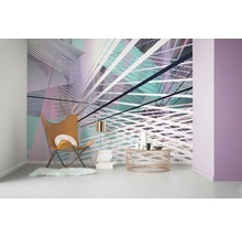 Salon avec papier peint à motifs graphiques, fauteuil et table d''appoint