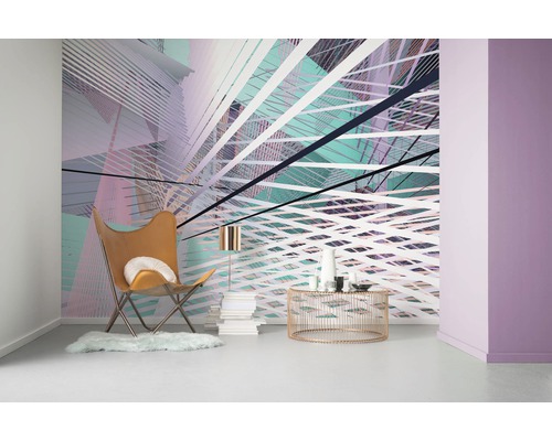 Salon avec papier peint à motifs graphiques, fauteuil et table d''appoint