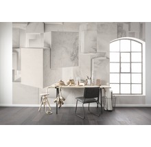 Arbeitszimmer mit Schreibtisch, Stuhl, Holzfußboden und einer Fototapete mit Würfelmuster
