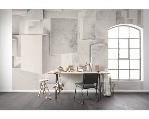 Arbeitszimmer mit Schreibtisch, Stuhl, Holzfußboden und einer Fototapete mit Würfelmuster