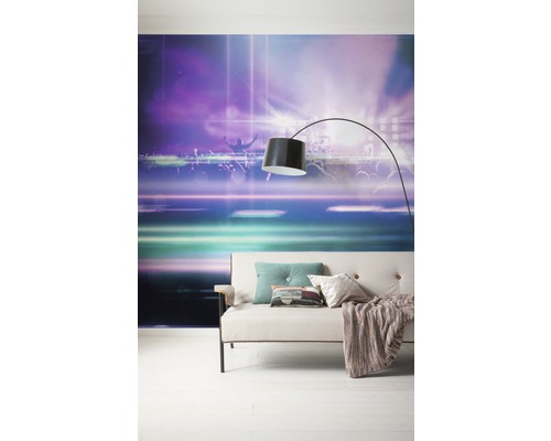 Salon avec papier peint photo motif concert, canapé et lampadaire arc