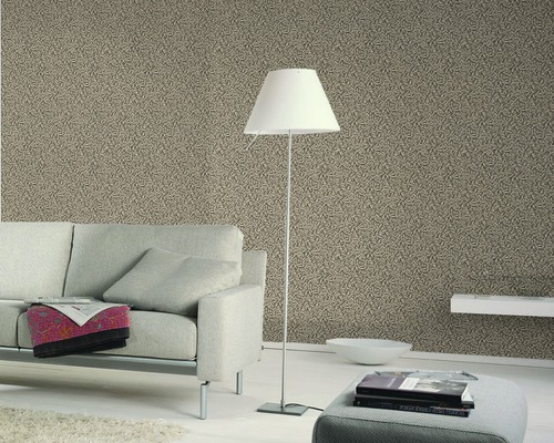 Wohnzimmer mit gemusterter Tapete, Sofa und Stehlampe