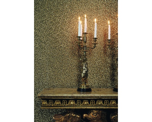 Goldene Tapete mit Blattmuster und Kerzenleuchter auf einem verzierten Tisch