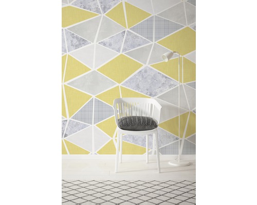 Scène avec papier peint géométrique, chaise et lampadaire pour la décoration intérieure