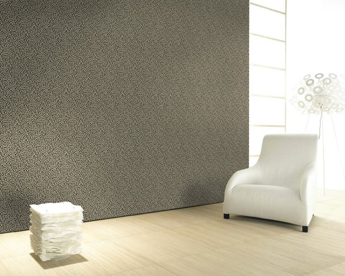 Wohnraum mit gemusterter Tapete, Sessel und Dekoration