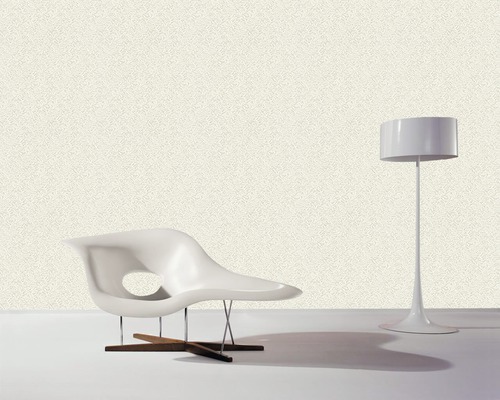 Papier peint clair à motifs dans un intérieur avec fauteuil et lampadaire