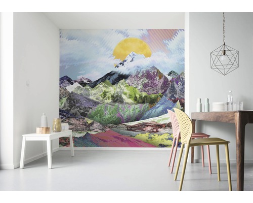 Pièce à vivre avec papier peint photo à motif de montagne, table à manger et chaises