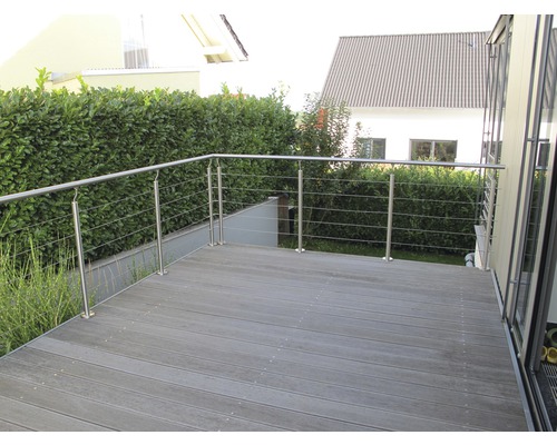 Terrasse mit Geländer aus Edelstahl und Holzboden