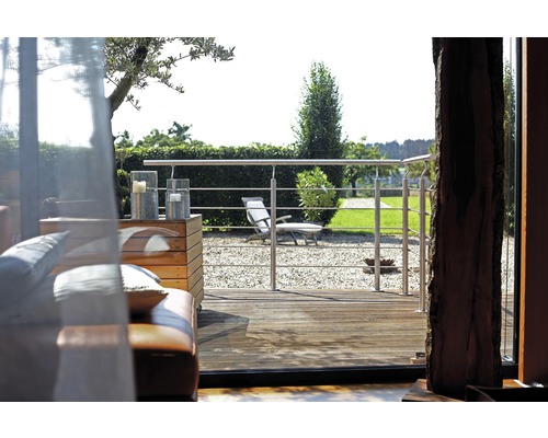 Terrasse mit Holzdeck, Edelstahlgeländer und Gartenblick