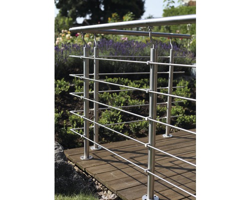 Edelstahlgeländer auf einer Holzterrasse in einem Garten.