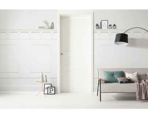 Heller Raum mit Paneelwand, Tür, Sofa und Stehlampe