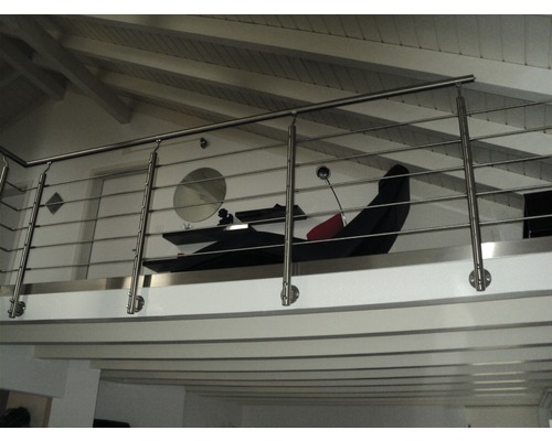 Innenaufnahme mit Edelstahlgeländer in einem Wohnbereich mit Deckenbalken