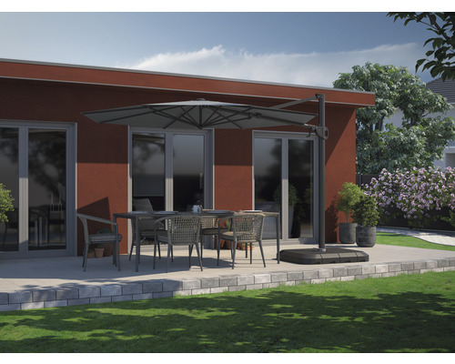 Terrasse mit Gartentisch, Stühlen und Sonnenschirm