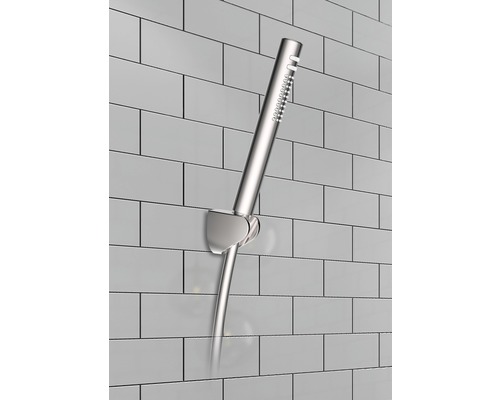 Handbrause aus Metall mit Wandhalterung vor Fliesen