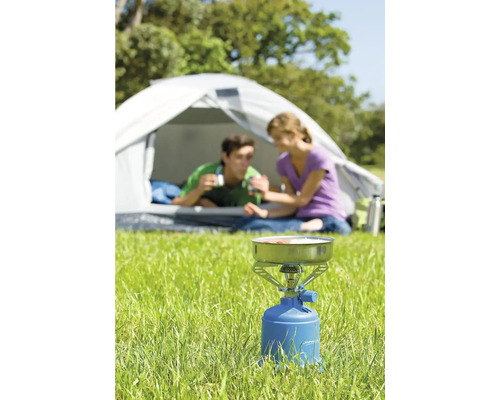 Scène avec réchaud de camping en plein air, couple sous tente