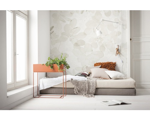 Helles Zimmer mit Tagesbett, Pflanzgefäß und floraler Tapete