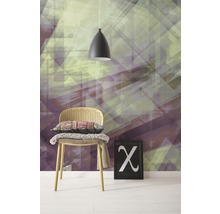 Pièce avec papier peint géométrique, chaise, lampe et photo