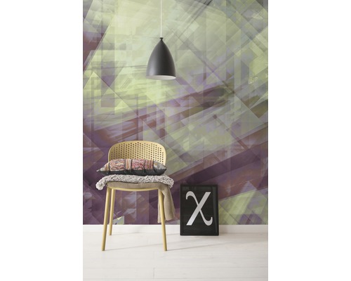 Pièce avec papier peint géométrique, chaise, lampe et photo