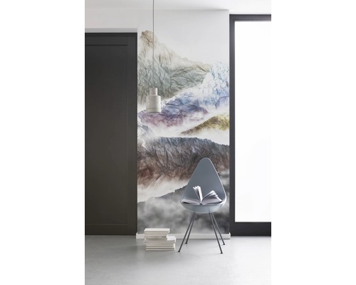 Scène avec papier peint photo avec motif de montagne, chaise et pile de livres