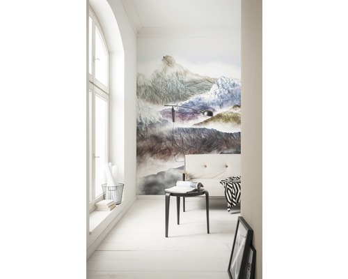 Pièce lumineuse avec papier peint photo de montagne, chaise, lit et fenêtre