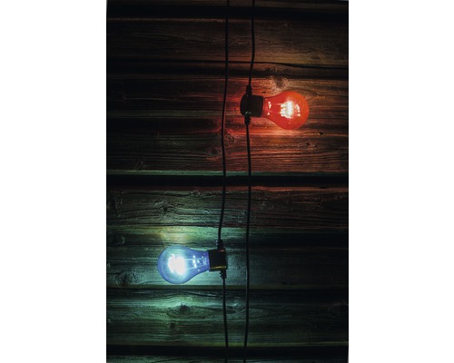 Ampoules sur une guirlande lumineuse devant un mur en bois