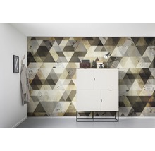 Wohnraum mit einer Wandtapete im geometrischen Dreiecksdesign und einem weißen Schrank