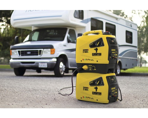 Deux générateurs Champion jaunes empilés devant un camping-car