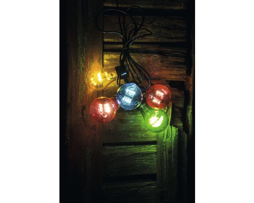 Guirlande lumineuse avec des ampoules colorées sur fond en bois