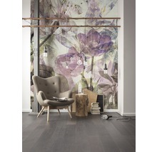 Espace de vie avec fauteuil, plancher en bois et papier peint photo avec motif floral