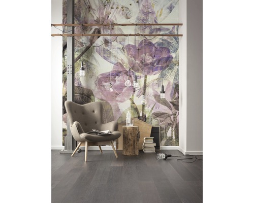 Wohnraum mit Sessel, Holzboden und Fototapete mit Blumenmuster