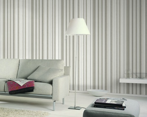 Wohnzimmer mit Sofa, Stehlampe und dekorativer Wandverkleidung