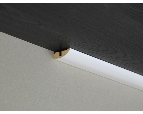 Profilé quart-de-rond en bois sur mur et plafond