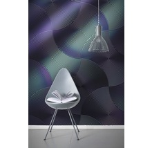 Vue d''une pièce avec un revêtement mural à cercles concentriques, une chaise avec un livre et une suspension