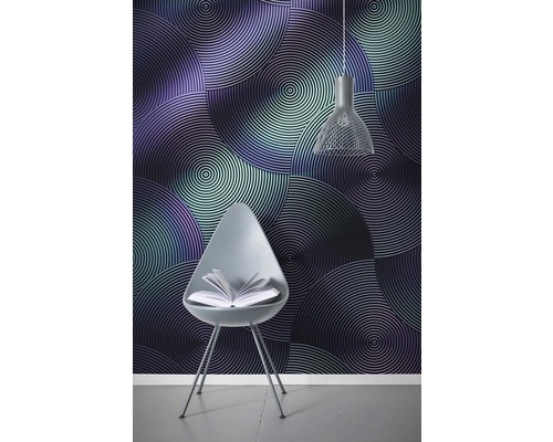 Vue d''une pièce avec un revêtement mural à cercles concentriques, une chaise avec un livre et une suspension