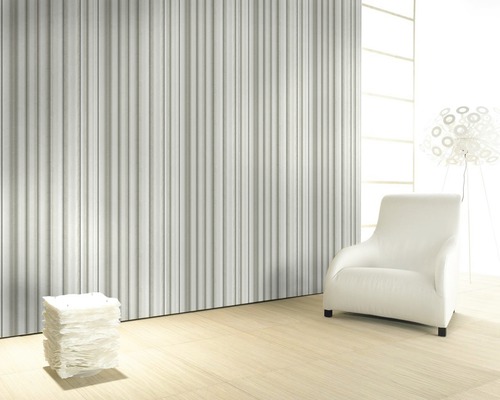 Heller Raum mit Wandpaneelen, Sessel und Stehleuchte