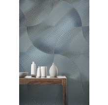 Nahaufnahme einer Wand mit kreisförmigem Tapetenmuster und einer Holzkonsole mit Deko-Vasen.