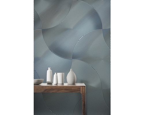 Gros plan d''un mur avec un motif de papier peint circulaire et une console en bois avec des vases décoratives.