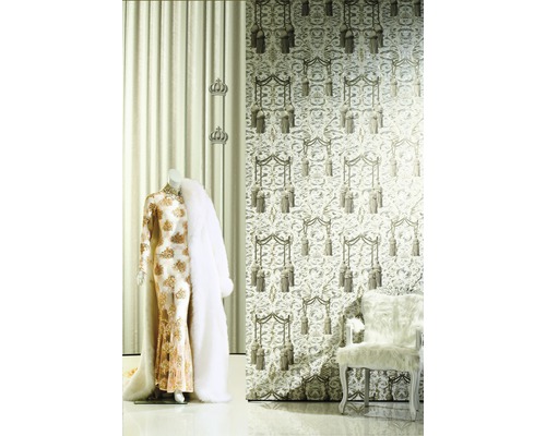 Innenraumgestaltung mit gemusterter Tapete, verziertem Kleid am Schaufensterpuppe und Kunstfellstuhl