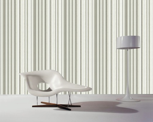 Zimmer mit Design Tapete, einem Sessel und einer Stehlampe.