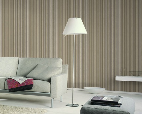 Salon avec canapé, lampadaire et revêtement mural à rayures pour une ambiance élégante.