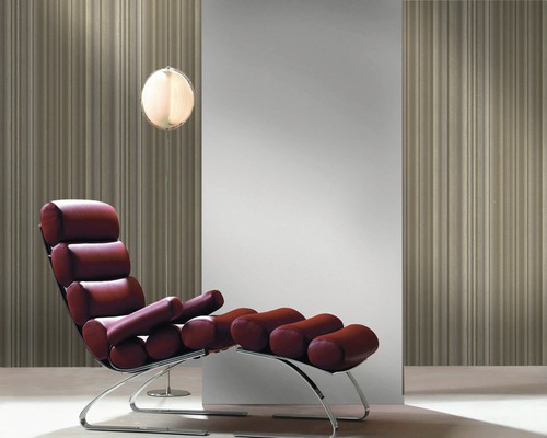 Vue d''une pièce avec une chaise longue, un lampadaire et du papier peint structuré