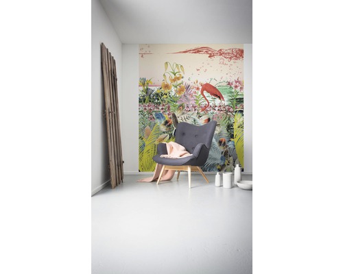 Raum mit Fototapete mit tropischen Pflanzen und Flamingo-Motiv, Sessel und Dekoration