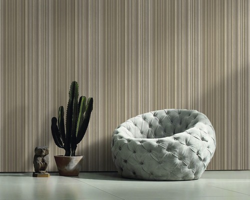 Vue d''une pièce avec un fauteuil rembourré, un cactus et un revêtement mural à motifs verticaux