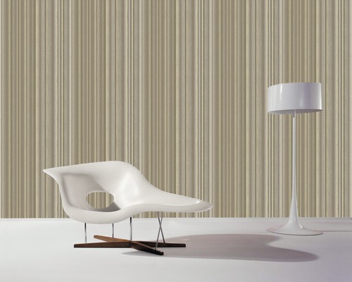 Scène avec lambris profilé, fauteuil et lampadaire