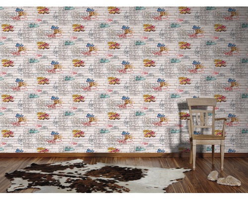 Pièce avec un papier peint en briques avec un motif de graffiti.