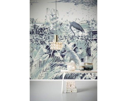 Ambiance d''habitation décorative avec papier peint à motifs, lampe, table et décoration