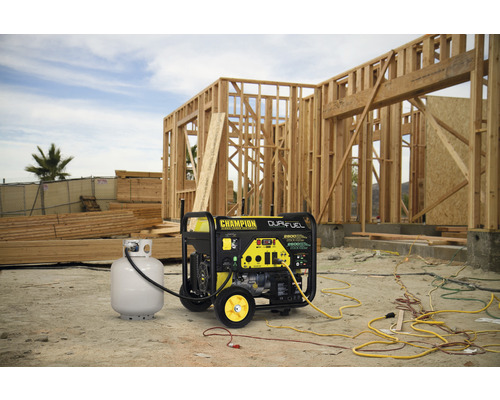 Générateur Champion avec bouteille de gaz propane devant une construction brute